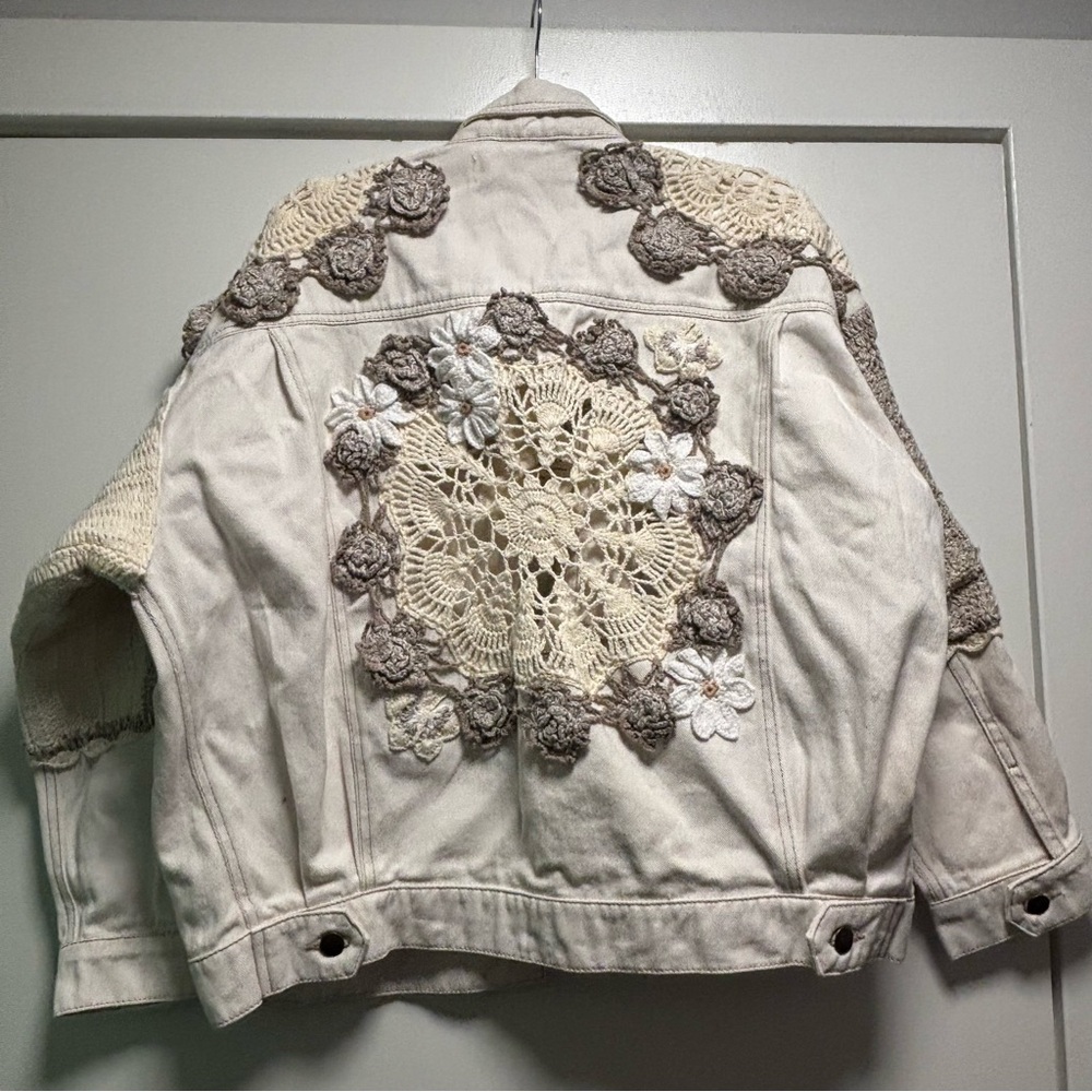 NWT Free People Bali Rare Hearts Crochet Embroidered Flower Beige Denim Jacket M - Picture 6 of 11
